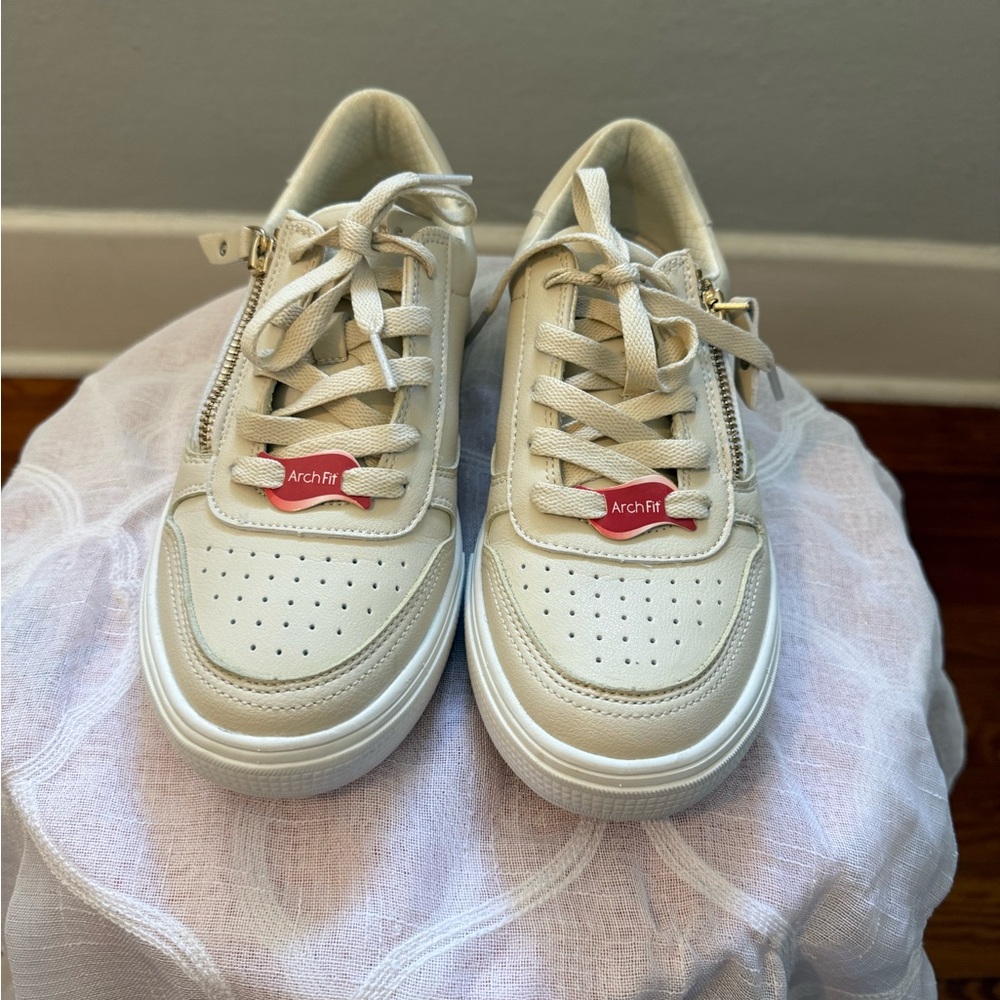 Skechers Off-White Arch Fit Sneakers